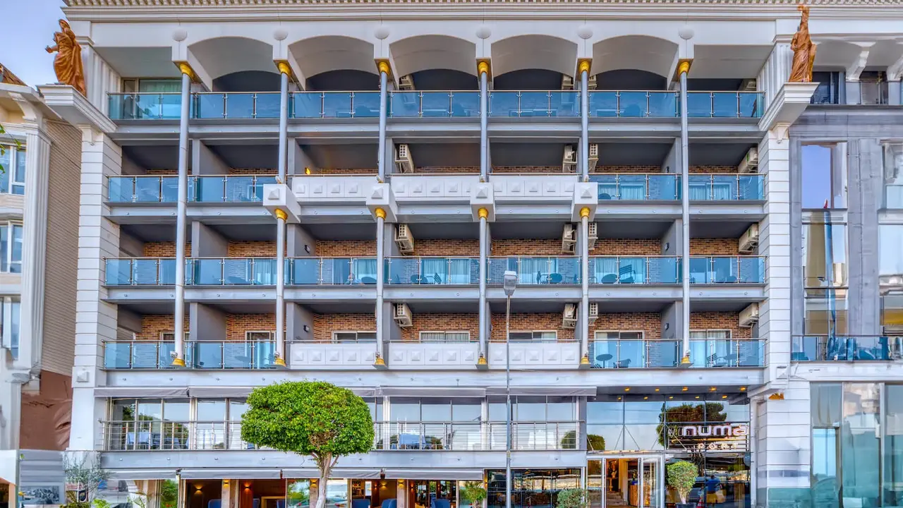 Numa Port Hotel