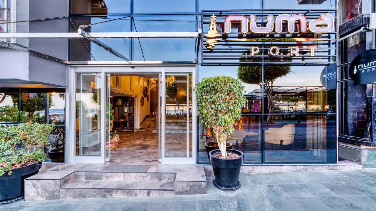 Numa Port Hotel