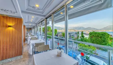 Numa Port Hotel