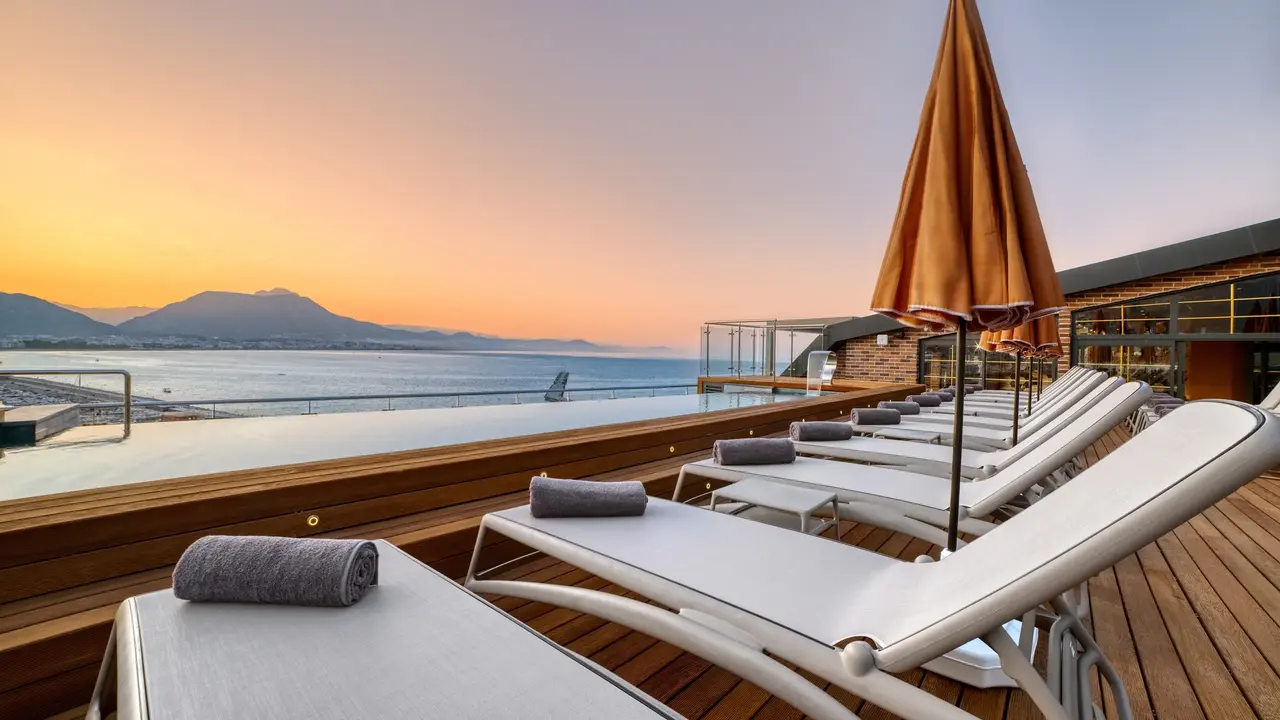 Numa Port Hotel
