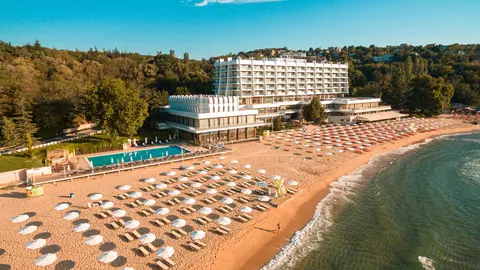 Hotel Palace (Sunny Day)