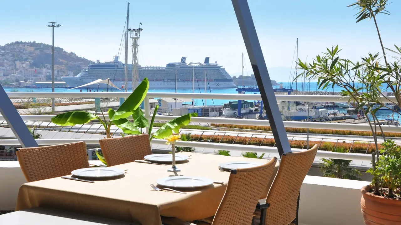 Paloma Marina Suites