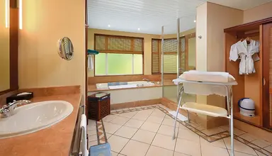 Paradis Beachcomber Golf Resort & Spa