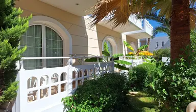 Perla Beach (Agia Marina)
