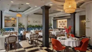 Queen's Court Hotel & Residence