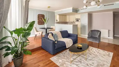 Queen's Court Hotel & Residence