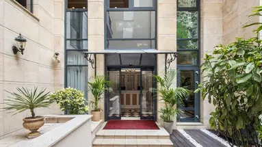 Queen's Court Hotel & Residence