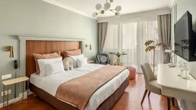 Queen's Court Hotel & Residence