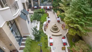 Queen's Court Hotel & Residence
