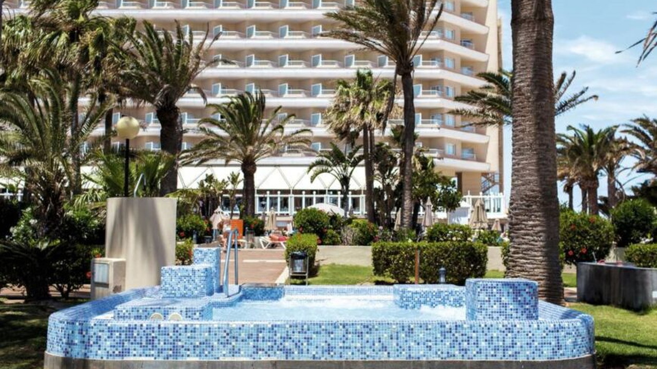 Riu Oliva Village