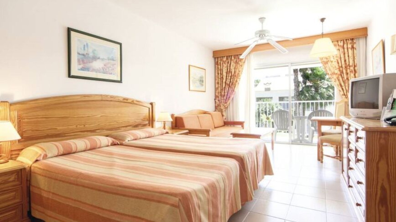 Riu Oliva Village