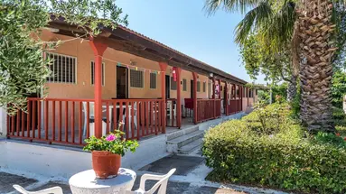 Roussas Studios and Apartments