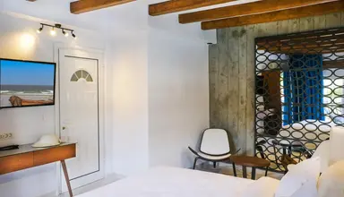 Royal & Suites (Polichrono)