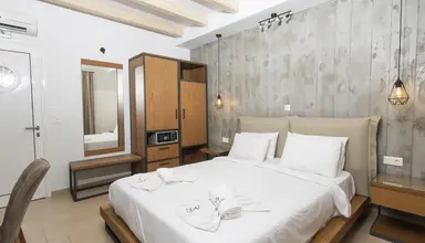 Royal & Suites (Polichrono)