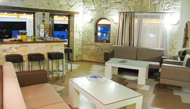 Royal & Suites (Polichrono)
