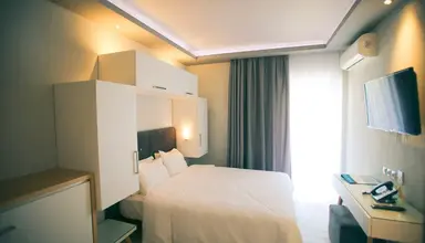 Royal & Suites (Polichrono)