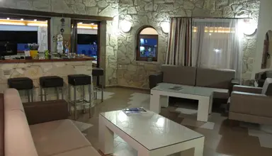 Royal & Suites (Polichrono)