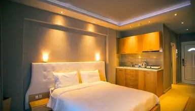 Royal & Suites (Polichrono)