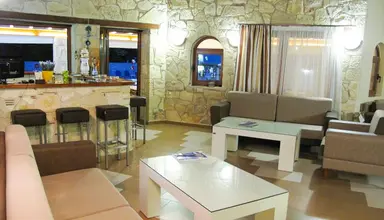 Royal & Suites (Polichrono)