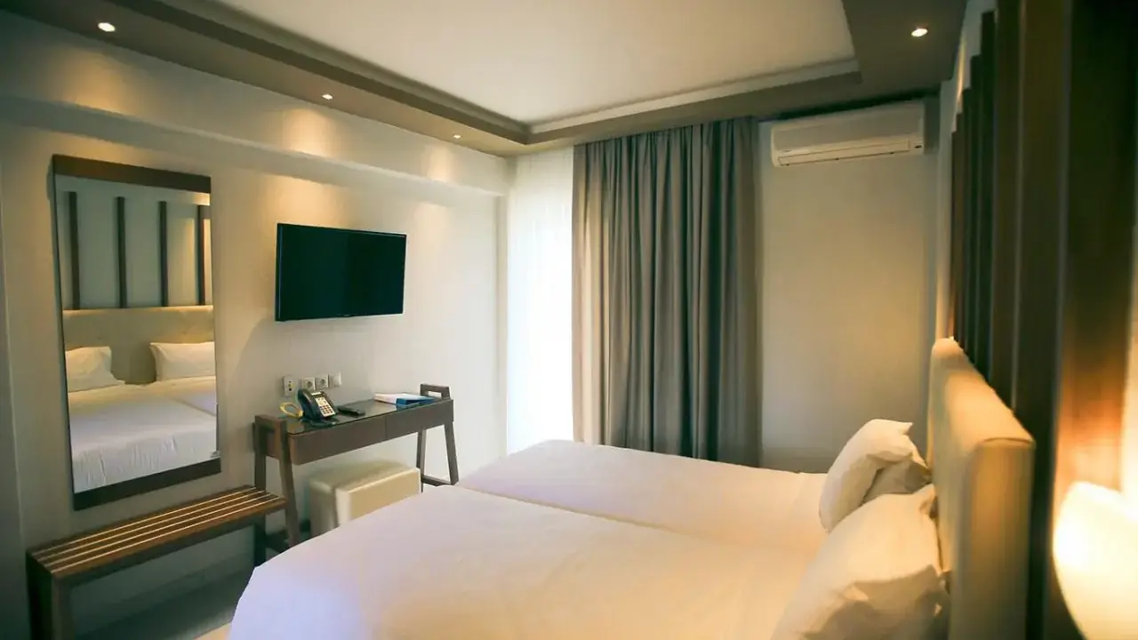 Royal & Suites (Polichrono)