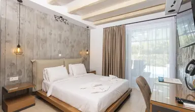 Royal & Suites (Polichrono)