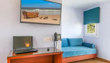 Royal & Suites (Polichrono)