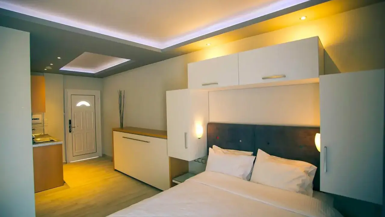 Royal & Suites (Polichrono)