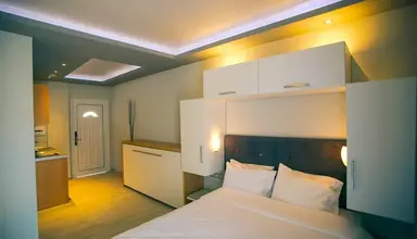 Royal & Suites (Polichrono)