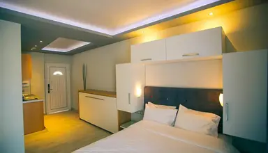 Royal & Suites (Polichrono)