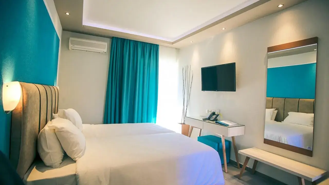 Royal & Suites (Polichrono)