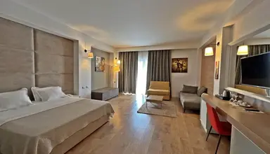 Sandy Beach Resort (Golem)