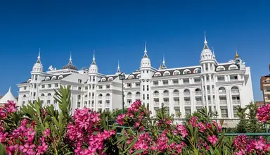 Side Royal Palace