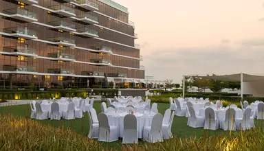 Th8 Palm Dubai Beach Resort Vignette Collection
