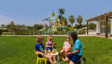 TUI FAMILY LIFE Side