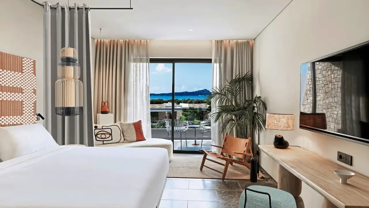 W Costa Navarino