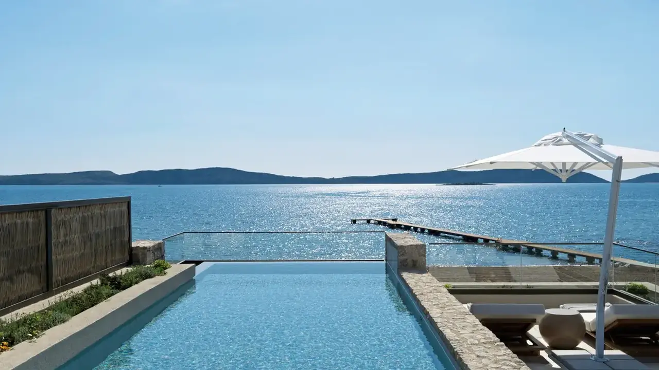 W Costa Navarino