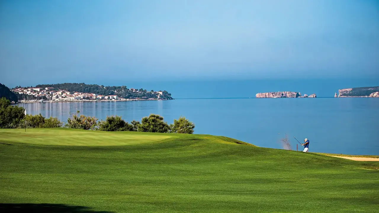 W Costa Navarino