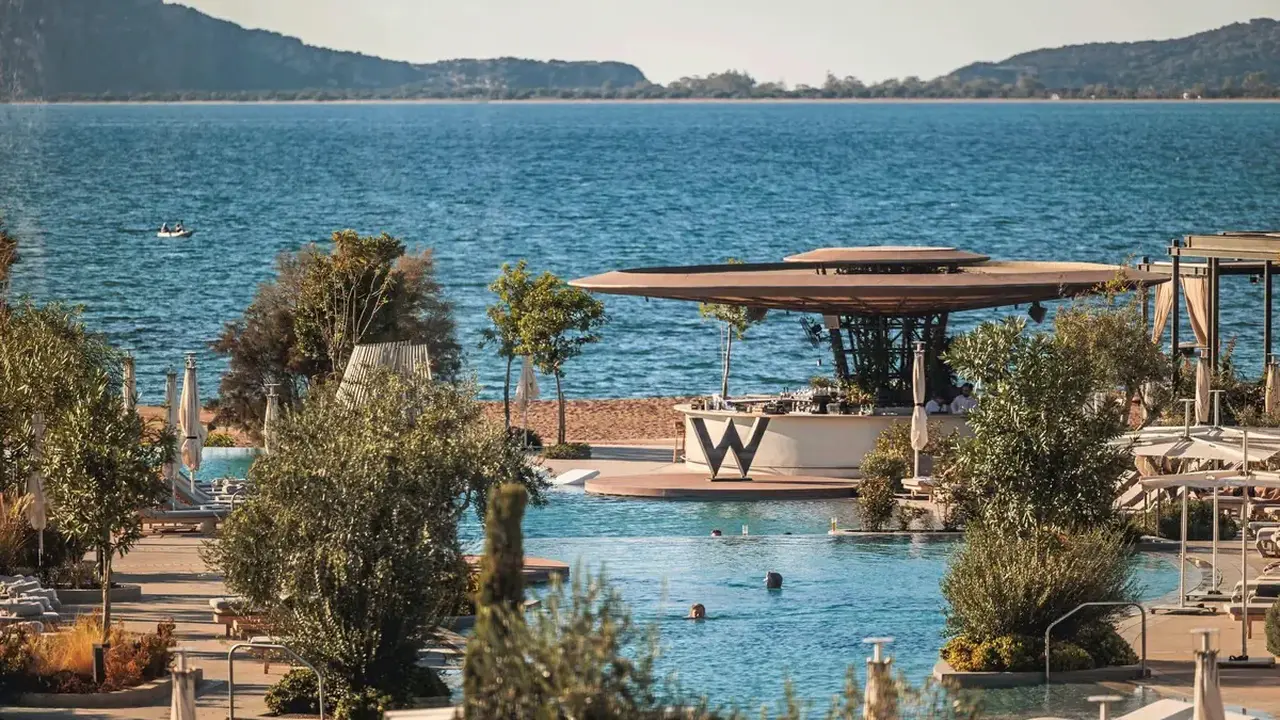 W Costa Navarino