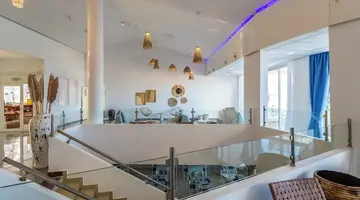 Adelais Bay Hotel