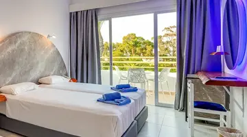 Adelais Bay Hotel