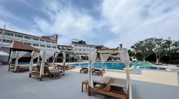 Adelais Bay Hotel
