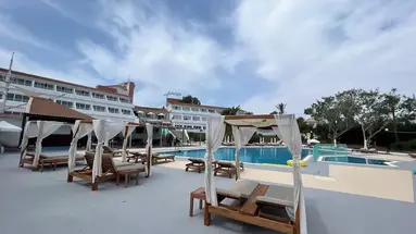 Adelais Bay Hotel