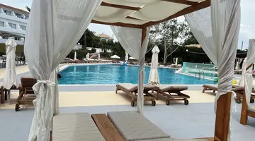 Adelais Bay Hotel