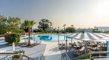 Adelais Bay Hotel