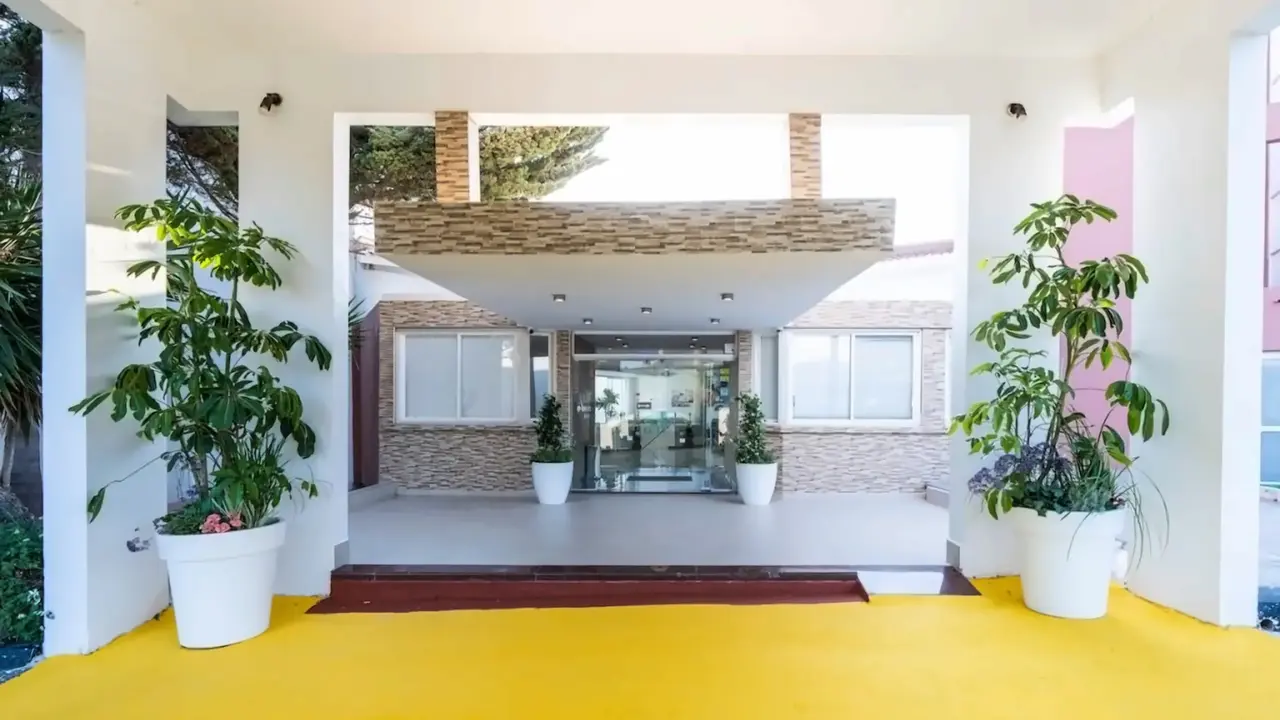 Adelais Bay Hotel
