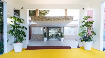 Adelais Bay Hotel