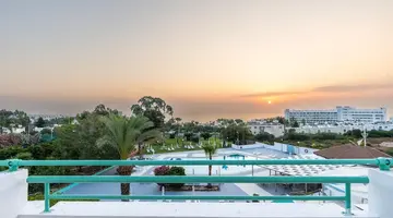 Adelais Bay Hotel