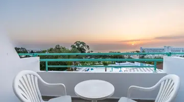 Adelais Bay Hotel