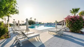 Adelais Bay Hotel