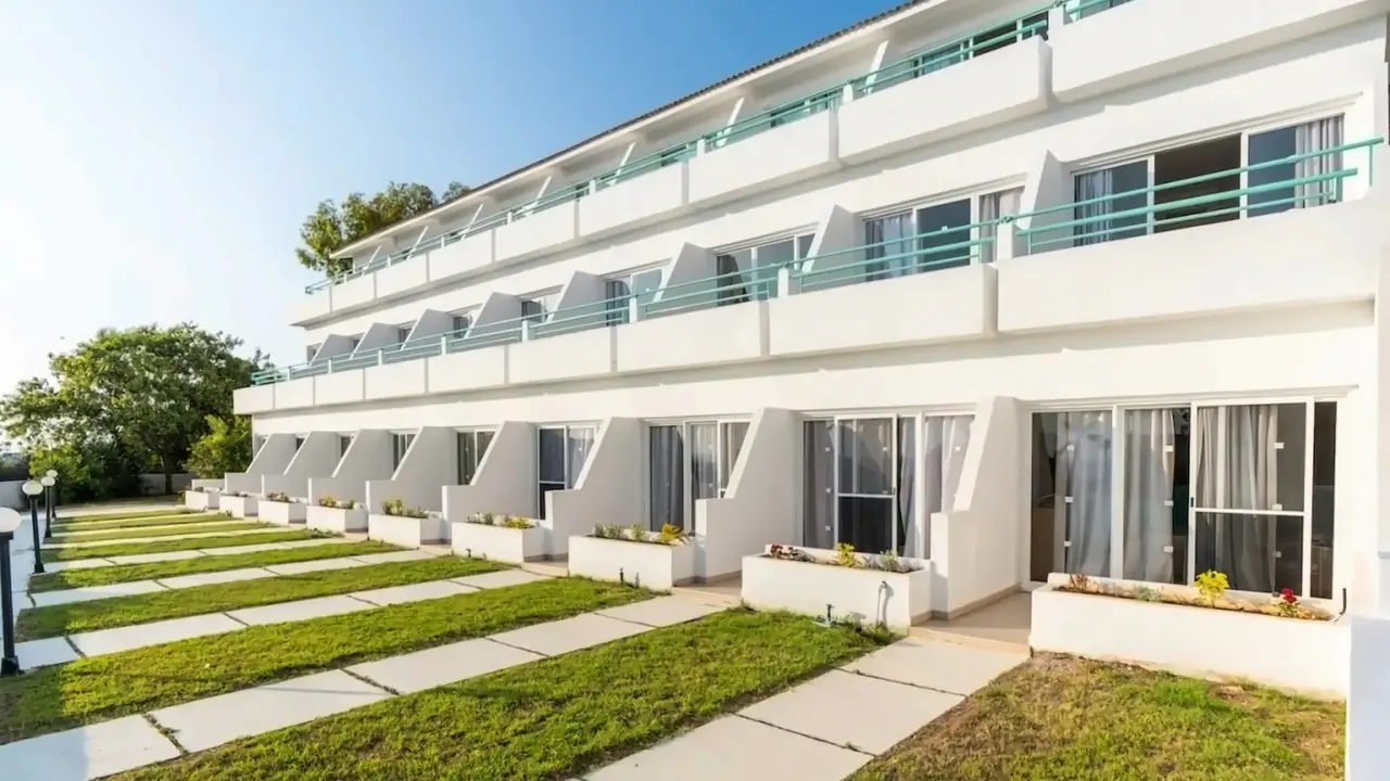 Adelais Bay Hotel